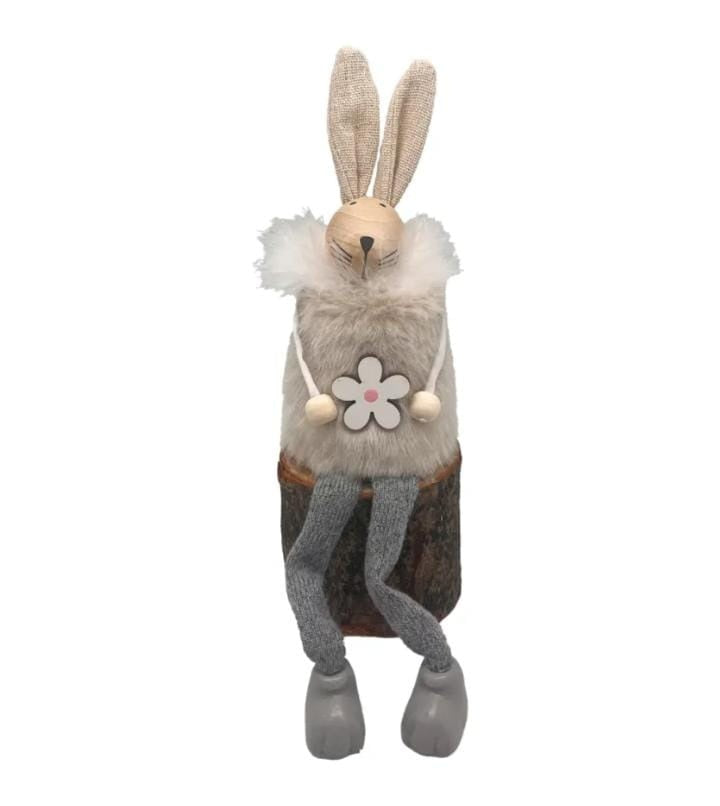 Hase Alexander auf Baumstamm